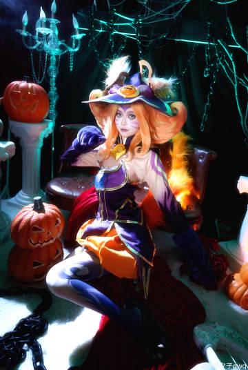 看到海外华人晒的万圣节妮蔻cos照,我才明白:想追国服游戏有多难