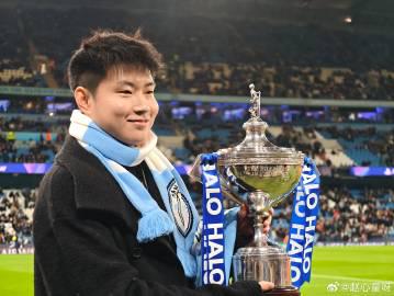 台球冠军赵心童亲临曼城主场,获赠147球衣背后的暖心故事