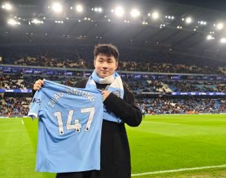 台球冠军赵心童亲临曼城主场,获赠147球衣背后的暖心故事
