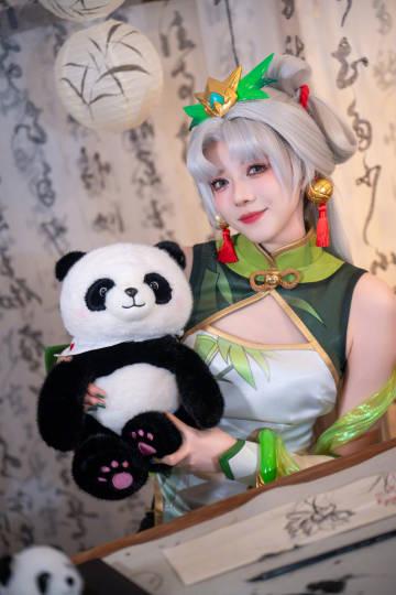 刷到LPL国风女团新皮肤时,我正卡在海外看剧的转圈界面——那瞬间懂了游子们追更的痛