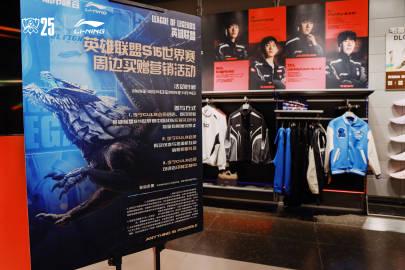 刷到李宁门店的LOL观赛活动海报,我突然想起去年在纽约熬夜看比赛的狼狈样