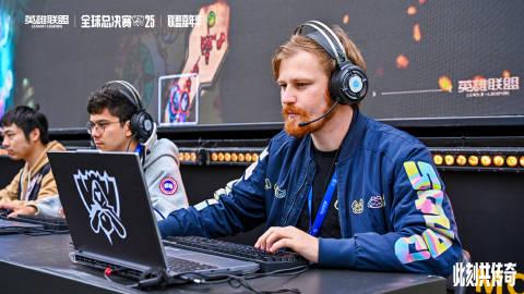 海外华人也能玩转!2025英雄联盟全球嘉年华现场直击,玩家亲手调平衡太刺激