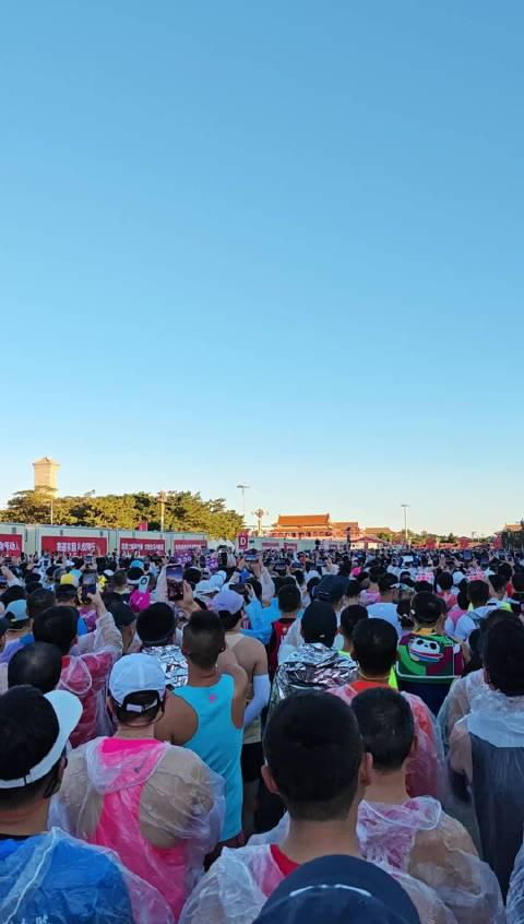 海外华人如何解除地区限制?从北京马拉松3万人齐唱国歌说起