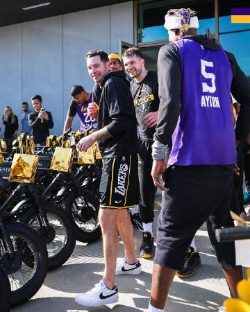 东契奇豪气送队友“黑科技”座驾!除了环保,这礼物背后藏着什么小心思?