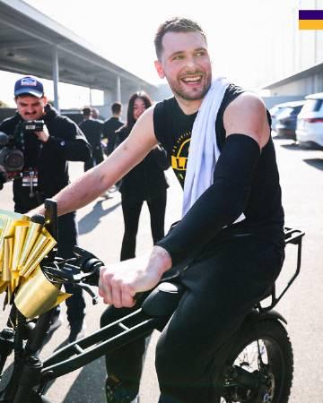 东契奇豪气送队友“黑科技”座驾!除了环保,这礼物背后藏着什么小心思?